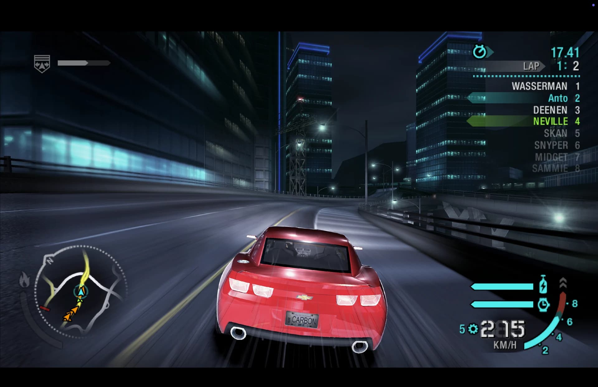 Ein roter Chevrolet Camaro fährt in Need for Speed: Carbon nachts durch eine Stadt. Rennposition, Tacho und Minikarte sind sichtbar.